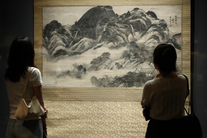 Visitors view Joseon era painter Jeong Seon's "Clearing after Rain on Mount Inwang" at the exhibition "A Great Cultural Legacy: Masterpieces from the Bequest of the Late Samsung Chairman Lee Kun-hee" at the National Museum of Korea in Seoul on July 20, 2021. (Yonhap)