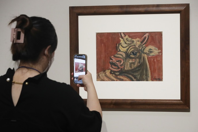 A visitor views painter Lee Jung-seop's "Bull" on display at the exhibition "Lee Kun-hee Collection: Masterpieces of Korean Art" taking place at the National Museum of Modern and Contemporary Art, Korea (MMCA) in Seoul on July 20, 2021. (Yonhap)