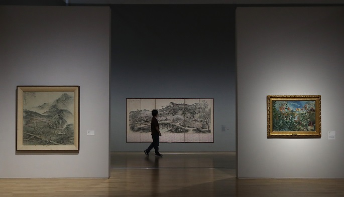 A visitor is seen at the exhibition "Lee Kun-hee Collection: Masterpieces of Korean Art" taking place at the National Museum of Modern and Contemporary Art, Korea (MMCA) in Seoul on July 20, 2021. (Yonhap)