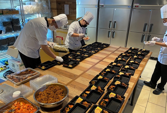 Chefs for the Korean Sport & Olympic Committee prepare boxed meals for South Korean athletes at the Tokyo Olympics at a kitchen inside Henn na Hotel in Urayasu, Japan, on July 20, 2021. (Yonhap)