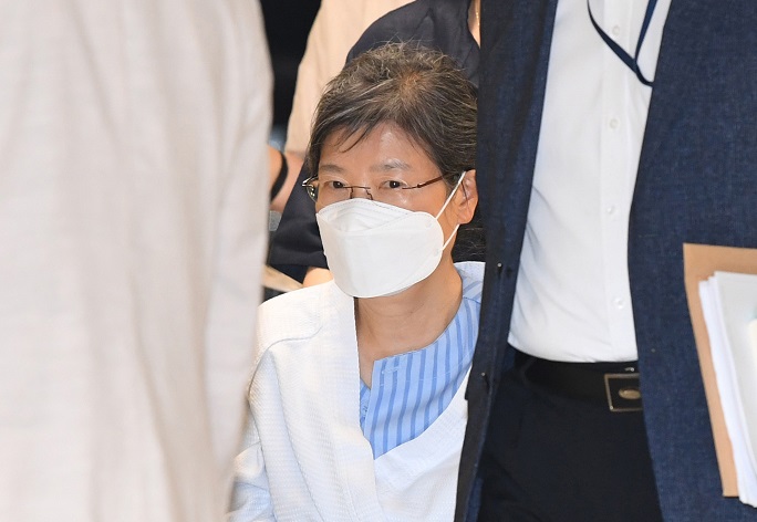 Detained former President Park Geun-hye enters Seoul St. Mary's Hospital in Seoul in a wheelchair on July 20, 2021, for treatment of a chronic illness. (Yonhap)