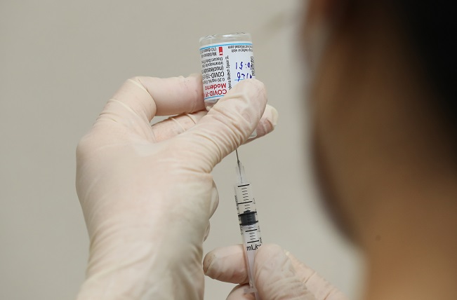A health worker prepares to give a COVID-19 vaccine shot at a hospital in Gwangju on July 26, 2021. (Yonhap)