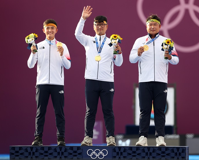 South Korean archers Kim Je-deok, Kim Woo-jin and Oh Jin-hyek (L to R) hold up their gold medals from the men's team event at the Tokyo Olympics at Yumenoshima Park Archery Field in Tokyo on July 26, 2021. (Yonhap)