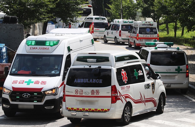 This photo, taken July 30, 2021, shows ambulances at a COVID-19 treatment center in Suwon, 46 kilometers south of Seoul. (Yonhap)