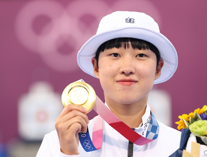 An San of South Korea holds up her gold medal from the women's individual archery event at the Tokyo Olympics at Yumenoshima Park Archery Field in Tokyo on July 30, 2021. (Yonhap)