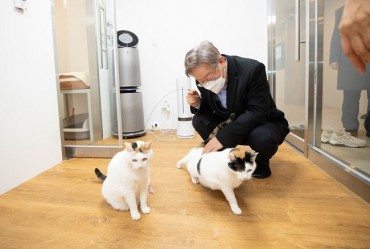 Presidential Hopefuls Compete to Win Hearts of Pet Owners