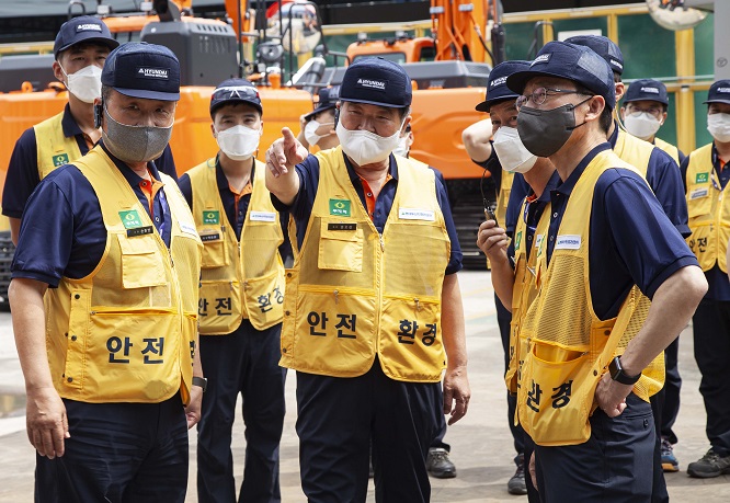 Kwon Oh-gap (4th from L), chairman of Hyundai Heavy Industries Holdings Co. (HHIH), visits a plant of Doosan Infracore Co. along with other company officials on Aug. 20, 2021, in this photo provided by HHIH the same day.