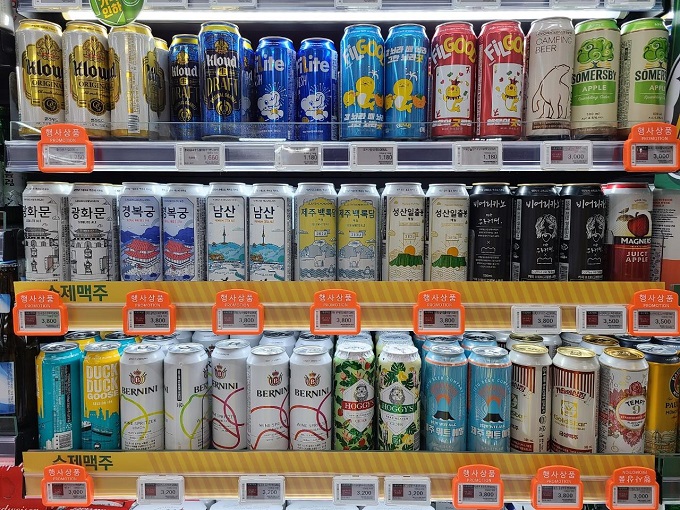 This photo taken on Aug. 31, 2021, shows craft beer products on the shelves of a GS supermarket outlet in Seoul. (Yonhap)