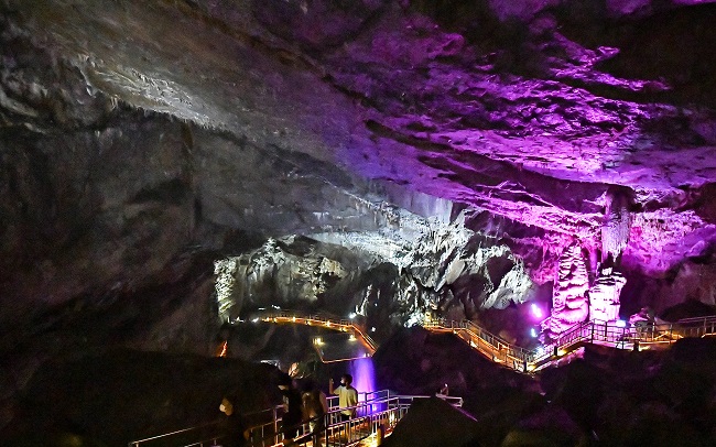 Hwaam Cave Sets New Daily Visitor Record