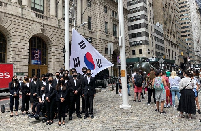 South Korean National Flag Raised in Front of Wall Street’s Charging Bull