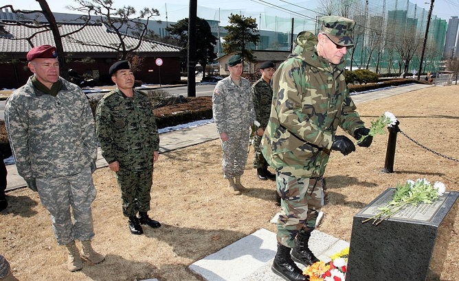 A U.S. soldier lays a flower on the monument honoring late Army Sgt. Yoon Jang-ho at the Yongsan Garrison in central Seoul on Feb. 27, 2008  in observance of the first anniversary of his death. Yoon was killed in February last year in a terrorist suicide bombing at the main gate of a U.S. base in Bagram, about 60 kilometers north of Kabul, the capital of Afghanistan. (Yonhap)