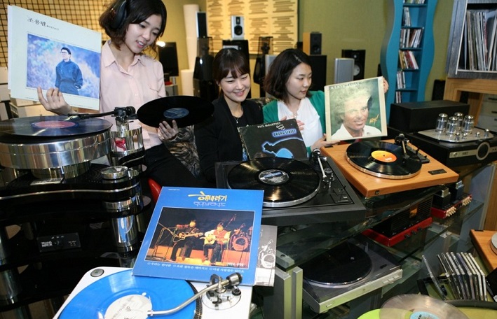 Customers enjoy music through LP records playing on a turntable at a shop in I'Park Department Store in Yongsan, central Seoul. (Yonhap)
