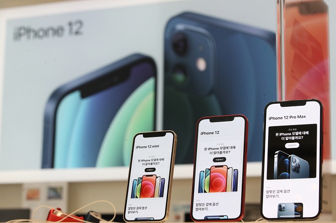 Apple Inc.'s iPhone 12 series phones, which support 5G networks, are on display at a store in central Seoul, in this file photo taken Nov. 20, 2020. (Yonhap)