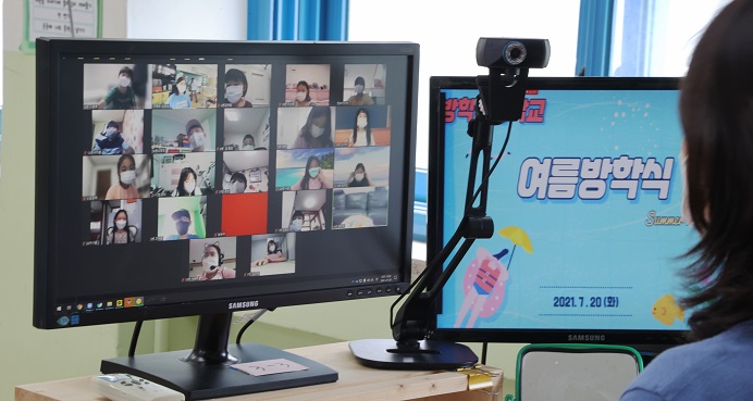 A teacher is engaged with students online at an elementary school in Seoul on July 20, 2021, in this file photo. (Yonhap)