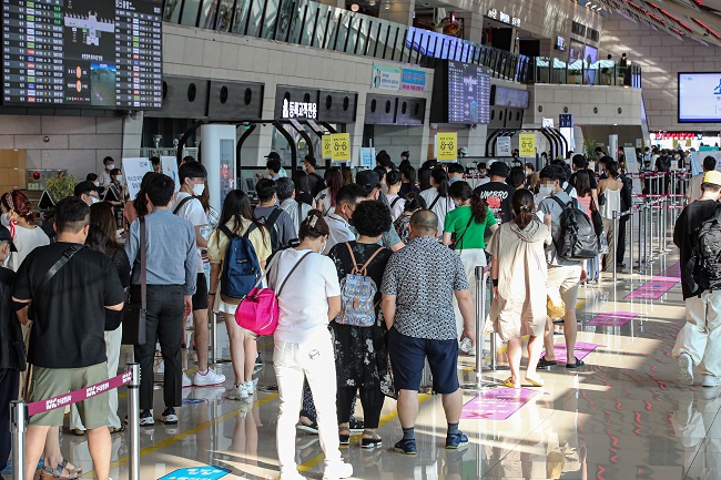 Gimpo International Airport in western Seoul is crowded with passengers on July 30, 2021. (Yonhap)