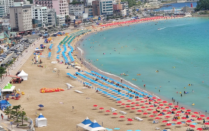 This photo taken July 31, 2021, shows Songjeong Beach in Haeundae, Busan, with a small number of people enjoying summer holidays amid a surge in COVID-19 cases. (Yonhap)