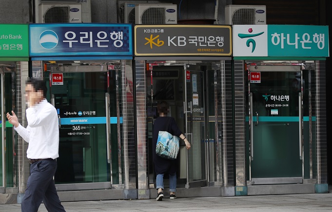 Bank automated teller machines at a building in Seoul (Yonhap)