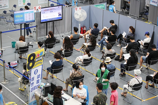 People are monitored for side effects after receiving their COVID-19 vaccine shots at a makeshift vaccination center in eastern Seoul on Aug. 6, 2021. (Yonhap)
