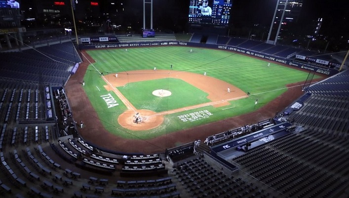 The NC Dinos and the Lotte Giants play a Korea Baseball Organization league match, with no spectators, at Changwon NC Park in Changwon, 400 kilometers southeast of Seoul, on Aug. 10, 2021, amid coronavirus concerns. (Yonhap)