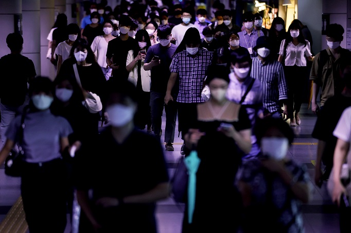 A Seoul subway station near City Hall is crowded with people wearing masks on Aug. 11, 2021. (Yonhap)
