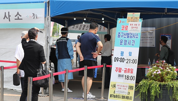 People wait to be tested at a COVID-19 testing station in Seoul on Aug. 12, 2021, when the country reported 1,987 new cases. (Yonhap)