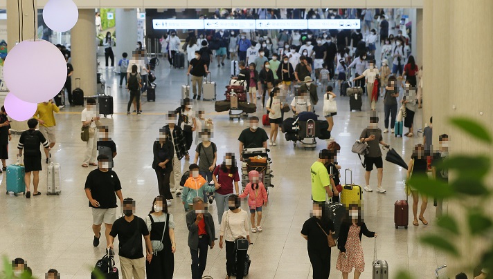 This photo, taken on Aug. 14, 2021, shows travelers at an international airport in the southern resort island of Jeju as the three-day Liberation Day-related holiday period started amid the pandemic. (Yonhap)