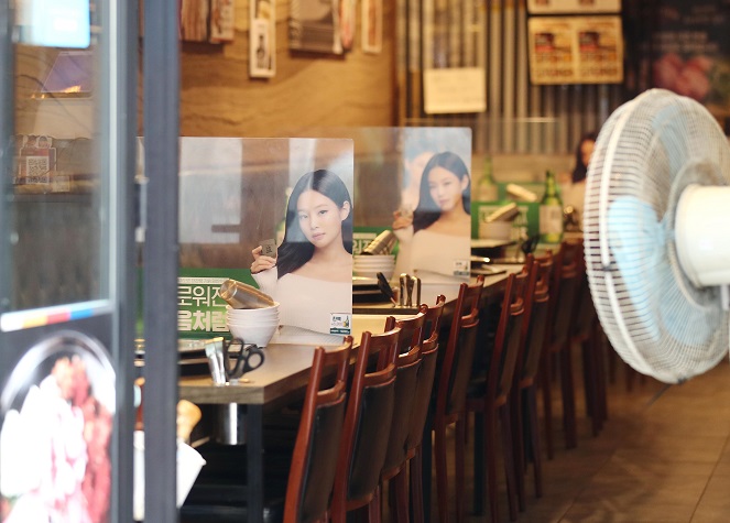 A restaurant has no customers in Myeongdong, central Seoul, on Aug. 15, 2021, amid the extended COVID-19 pandemic. (Yonhap)