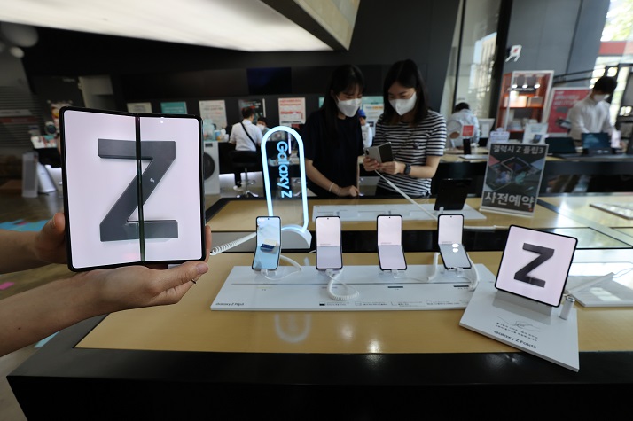 This file photo taken Aug. 17, 2021, shows Samsung Electronics Co.'s Galaxy Z Fold3 and Galaxy Z Flip3 smartphones displayed at a store in Seoul. (Yonhap)