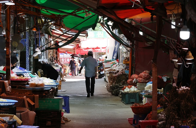 This file photo, taken Aug. 17, 2021, shows a traditional market in Seoul. (Yonhap)