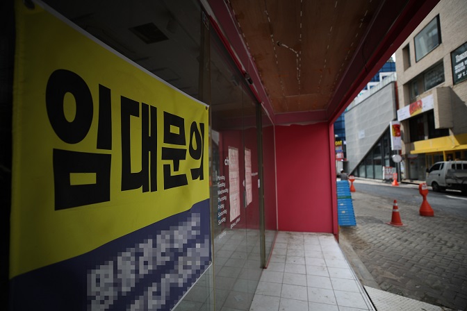 This photo, taken Aug. 17, 2021, shows a store with a lease sign in the shopping district of Myeongdong in central Seoul. (Yonhap)