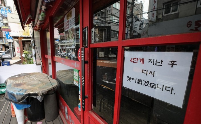 A restaurant in the Shinchon district in western Seoul is closed on Aug. 20, 2021. A notice put on the window says the store will reopen after the end of the ongoing Level 4 social distancing restrictions. (Yonhap)