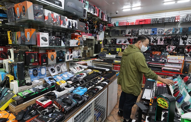 A man looks around a store for digital devices in Seoul on Aug. 24, 2021. (Yonhap)