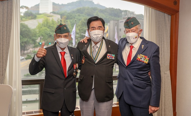 Colombian veterans of the 1950-53 Korean War, Alvaro Lozano Charry (L) and Guillermo Rodriguez Guzman (R), pose for a photo with a South Korean war veteran, Kim Ki-jae, in Seoul on Aug. 26, 2021, in this photo provided by the veterans affairs ministry.