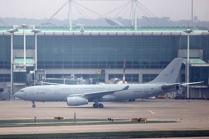 A KC-330 tanker transport aircraft carrying a total of 378 Afghans lands at Incheon airport, west of Seoul, on Aug. 26, 2021, as part of Seoul's efforts to evacuate local co-workers of the country's embassy and other facilities in the war-torn nation and their family members after the Taliban's seizure of power. (Yonhap)