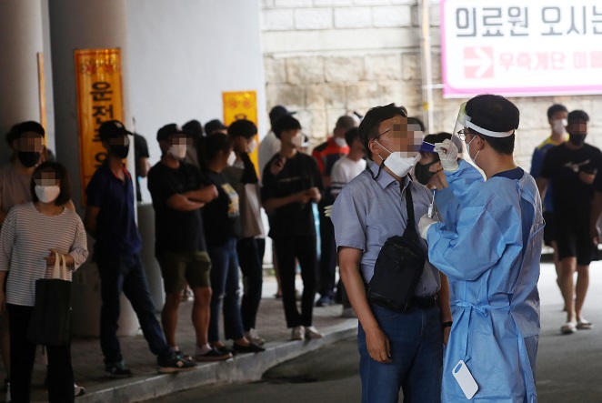 A medical worker conducts a novel coronavirus test at a treatment center in Hwacheon, Gangwon Province, on Aug. 27, 2021. (Yonhap)
