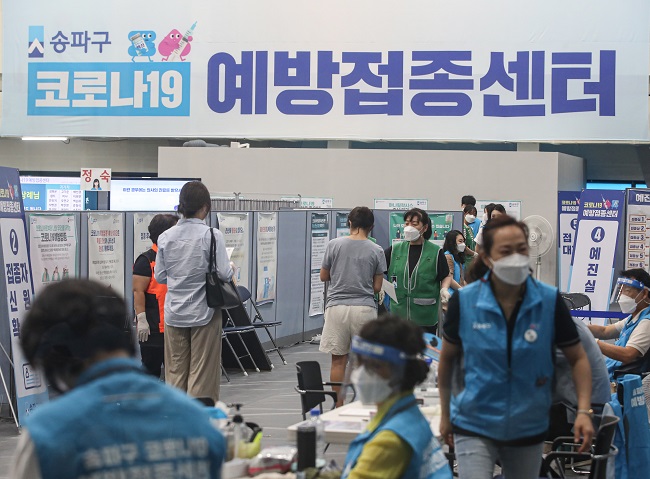 Officials work at a COVID-19 vaccine inoculation center in Seoul's eastern district of Songpa on Aug. 27, 2021. (Yonhap)