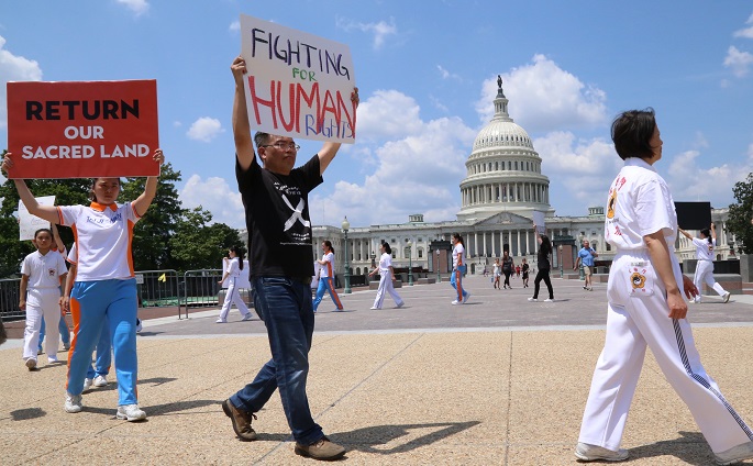 Representatives of Action Alliance to Redress 1219 and Tai Ji Men Qigong Academy peacefully protest against religious persecution in front of the U.S. Capitol building.
