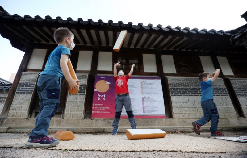 New Cases Slightly Over 1,700; Concerns Grow over Further Spread After Chuseok Holiday