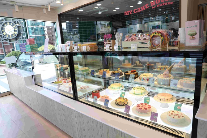 Ice Cream Franchises Engaged in Competition over Custom Ice Cream Cakes