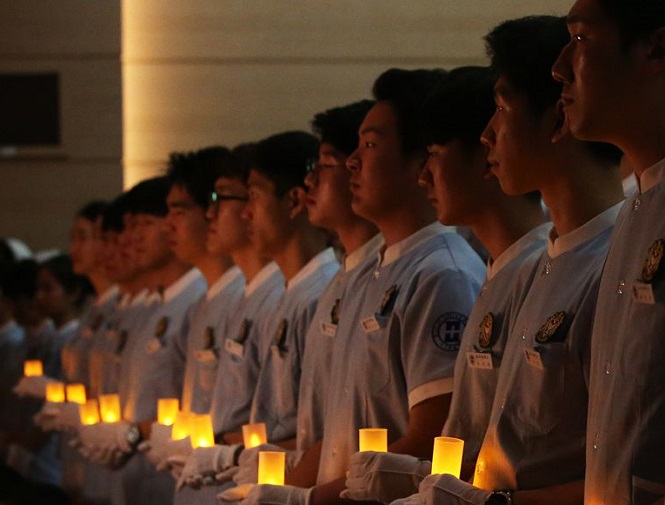 This undated file photo shows male nurse candidates in South Korea taking the Nightingale pledge. (Yonhap)