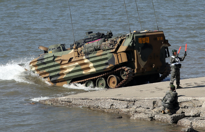 This file photo shows Marine Corps' amphibious assault armored vehicles. (Yonhap)