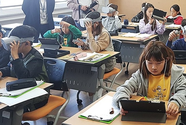 Students at Solmoe Elementary School in Euijeongbu, north of Seoul, receive a history class utilizing virtual reality (VR) devices on Nov. 4, 2019. (Yonhap)