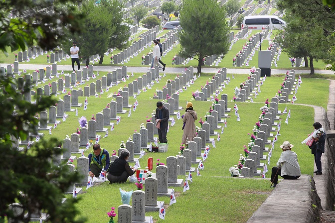 In this file photo, taken June 5, 2021, visitors are seen at the National Cemetery in Seoul, one day before Memorial Day. (Yonhap)