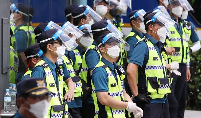 Police officers wearing face masks are on guard against holiday gatherings during Liberation Day on Aug. 15, 2021, amid the spreading COVID-19 pandemic. (Yonhap)