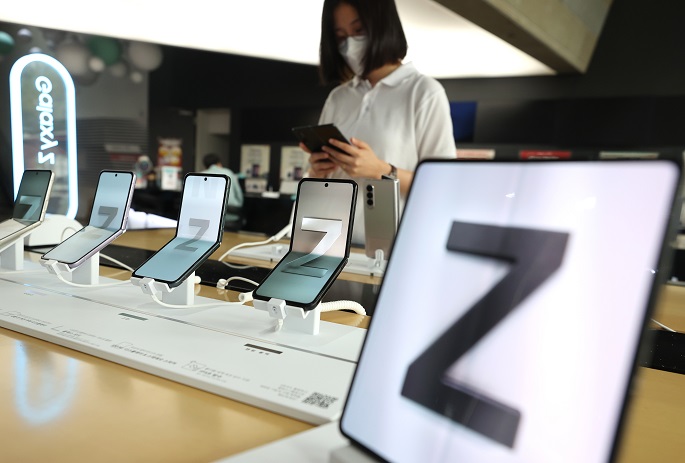This file photo, taken Aug. 23, 2021, shows Samsung Electronics Co.'s Galaxy Z Fold3 and Galaxy Z Flip3 smartphones displayed at a store in Seoul. (Yonhap)