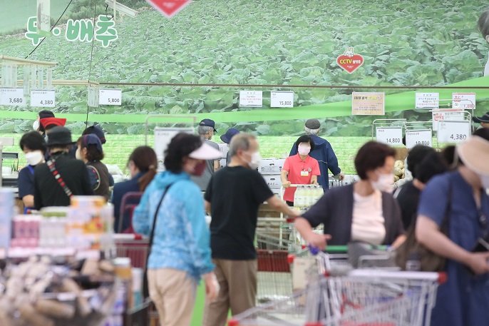 People wearing masks shop for groceries at a store in Seoul on Sept. 2, 2021. (Yonhap)