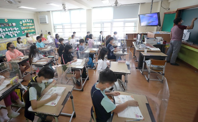 This Sept. 8, 2021, file photo shows an elementary school class in Gimhae, about 450 kilometers southeast of Seoul. (Yonhap)