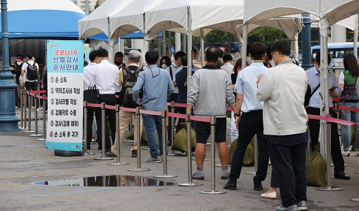 People wait in line to receive virus tests at a makeshift COVID-19 testing clinic in Seoul on Sept. 13, 2021. (Yonhap)
