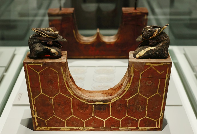 This photo shows a wooden pillow of the queen of King Muryeong, the 25th king of the Baekje Kingdom (18 B.C.-A.D. 660), displayed at Gongju National Museum in Gongju, 161 kilometers south of Seoul, on Sept. 13, 2021. (Yonhap)
