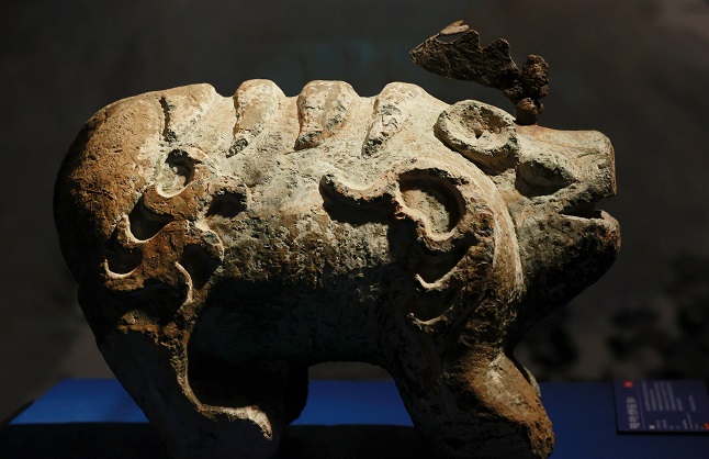 This photo shows an imaginary guardian animal, "jinmyosu," excavated from the tomb of King Muryeong, the 25th king of the Baekje Kingdom (18 B.C.-A.D. 660), displayed at Gongju National Museum in Gongju, 161 kilometers south of Seoul, on Sept. 13, 2021. (Yonhap)